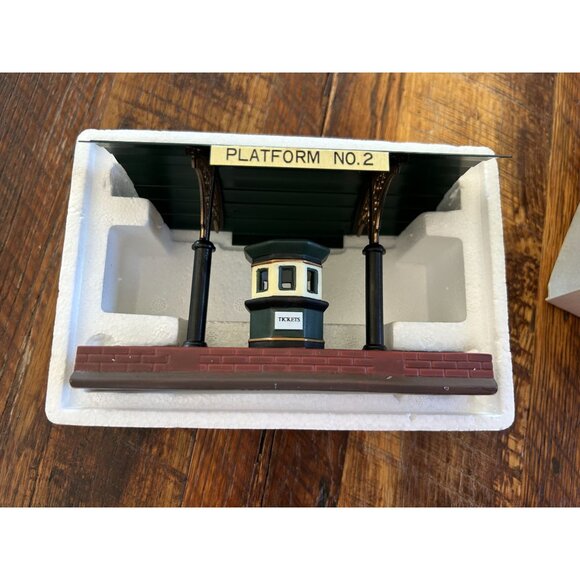 Heritage Village Collection Victoria Station Train Platform No.2 5575-1 Handpain - Picture 4 of 14